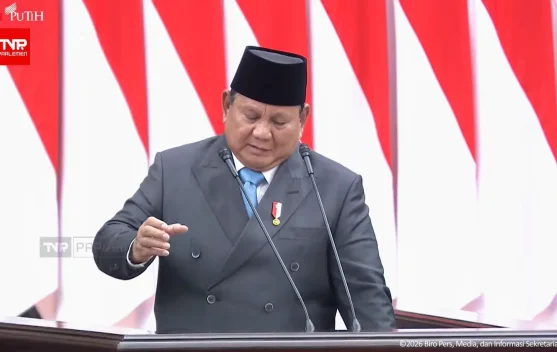Presiden Prabowo mencari cangkir kopi di podium saat pidato di rapat paripurna DPR