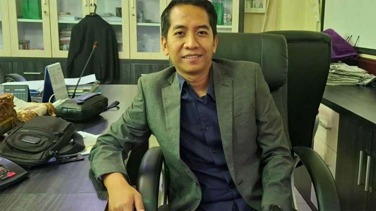 Petugas DLH memulihkan taman kota Surabaya pasca Surabaya Vaganza