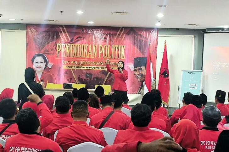 Nila Yani Hardiyanti berbicara saat pelantikan PAC PDI Perjuangan di Gresik