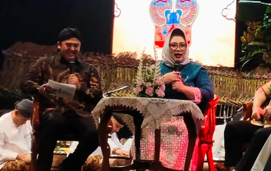 Lansia menggunakan ponsel pintar belajar literasi digital