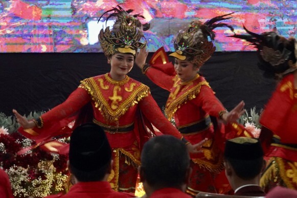 Penari Sanggar Tari Sekar Arum membawakan Tari Ajem Sap Sap di Gedung Serbaguna Pantai Pasir Putih