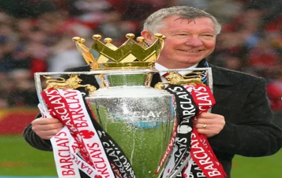 Sir Alex Ferguson di pinggir lapangan Old Trafford saat laga terakhirnya