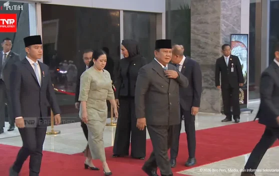 Presiden Prabowo dan Wapres Gibran berjas hitam dan peci di depan Gedung Nusantara