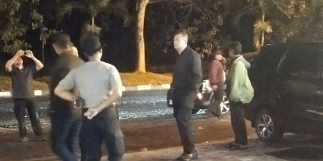 Patroli polisi di jalan saat pemadaman listrik di Deliserdang