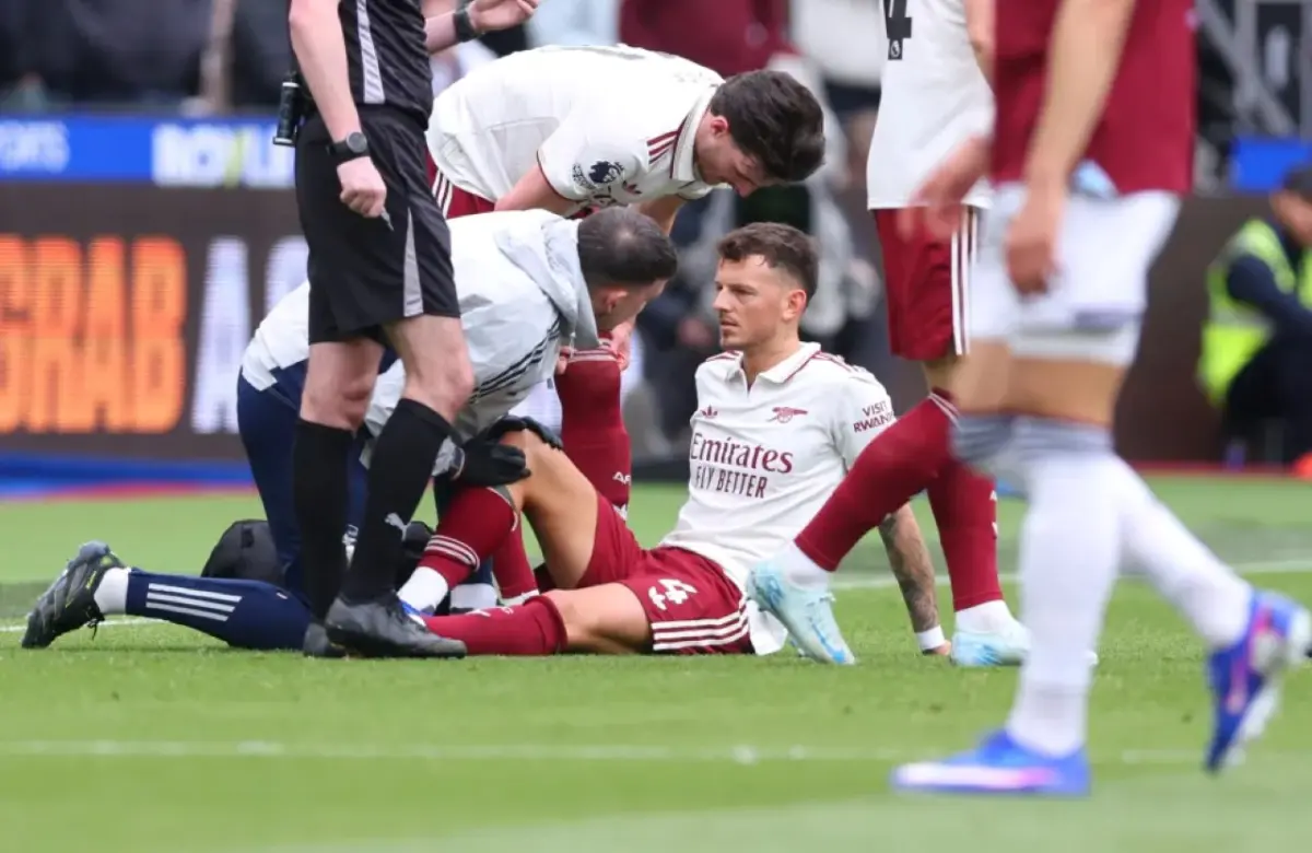 Ben White meninggalkan stadion dengan penyangga lutut usai benturan