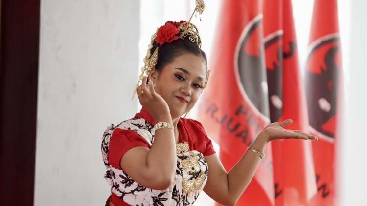 Penari Tari Sekar Klayar dengan kostum tradisional tampil di pelantikan PAC Pacitan