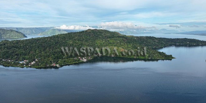 Pemandangan tepian Pulau Sibandang dan wisatawan menikmati Danau Toba