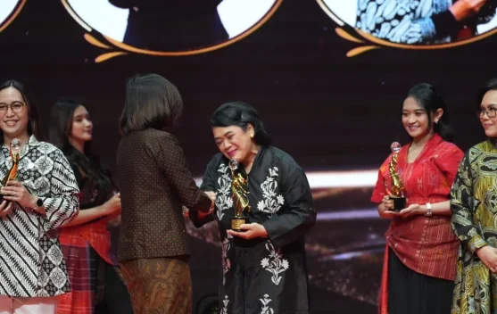 Nasabah PNM Mekaar menerima penghargaan nasional atas perkembangan usaha kecilnya di Jakarta