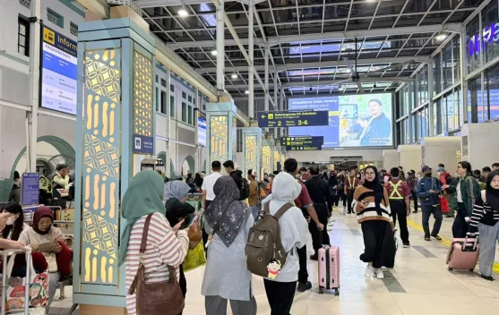 Penumpang menunggu kereta di stasiun saat long weekend