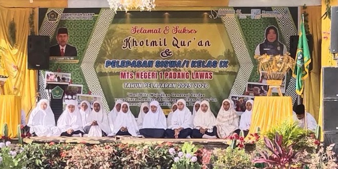 Siswa MTsN 1 Padanglawas mengikuti khotmil Quran saat acara pelepasan kelas IX