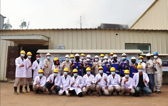 Pekerja mengenakan APD di fasilitas energi GEM