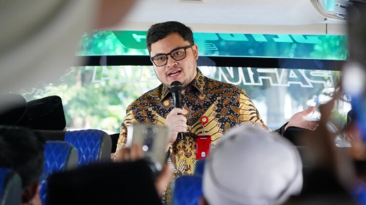 Calon jamaah haji Kabupaten Kediri berkumpul di Simpang Lima Gumul sebelum diberangkatkan