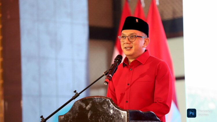 Deni Wicaksono berbicara saat pelantikan PAC PDI Perjuangan di Jombang