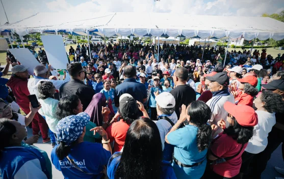 Gubernur NTT bernyanyi bersama ribuan lansia di puncak HLUN 2026 di alun-alun rumah dinas