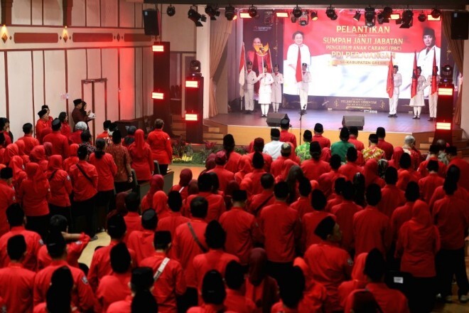 Tokoh masyarakat hadir saat pelantikan PAC PDI Perjuangan di Gedung Nasional Indonesia Gresik