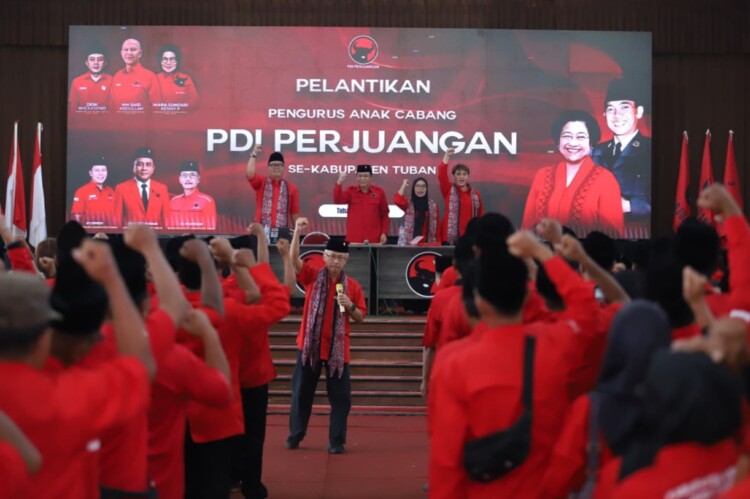 Pengurus PAC PDI Perjuangan Tuban menerima bibit sukun saat pelantikan