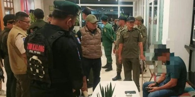 Petugas Satpol PP Banda Aceh melakukan operasi malam pengawasan terpadu