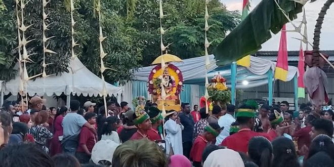 Masyarakat menyaksikan ritual tusuk lidah saat perayaan Maha Puja Thiruvila di pinggiran Sungai Serdang