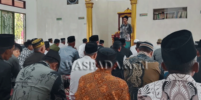 Pengurus BKM dan warga memotong serta mengemas daging kurban untuk dibagikan kepada warga