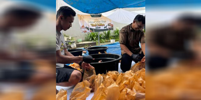 Kegiatan penyembelihan sapi dan pembagian daging qurban oleh karyawan The Reiz Suites