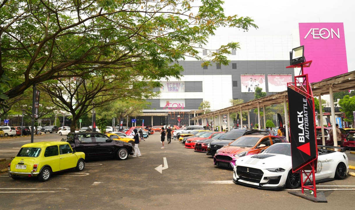 Seri perdana BlackAuto Battle 2026 di AEON Mall Tangerang Selatan menampilkan mobil modifikasi dan pengunjung