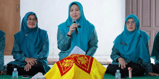 Foto bersama TP PKK Aceh Besar dan TP PKK Gampong Lampaya saat silaturrahmi