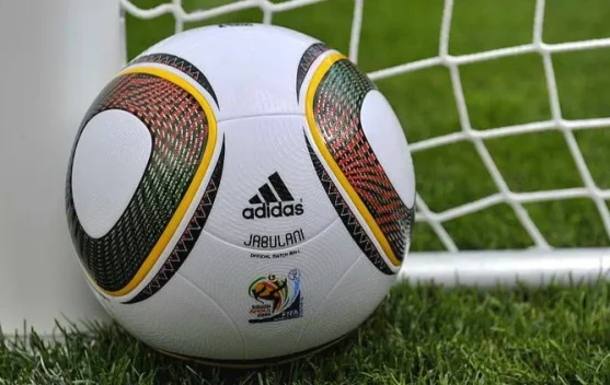 Bola Jabulani Adidas Piala Dunia 2010 dengan desain warna-warni dan panel 3D