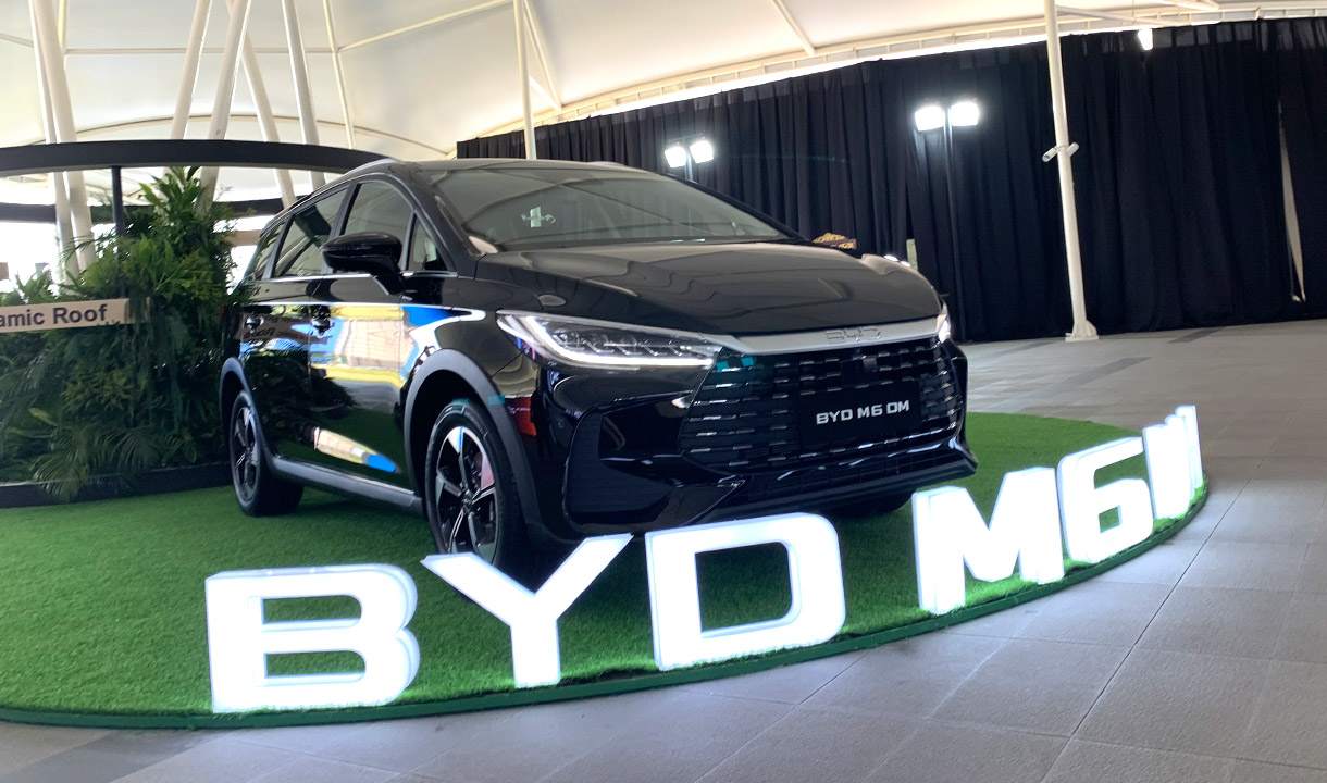 BYD M6 DM mobil hybrid hemat bahan bakar 65 km per liter
