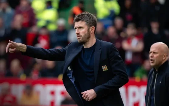 Michael Carrick merayakan kemenangan Manchester United di Old Trafford