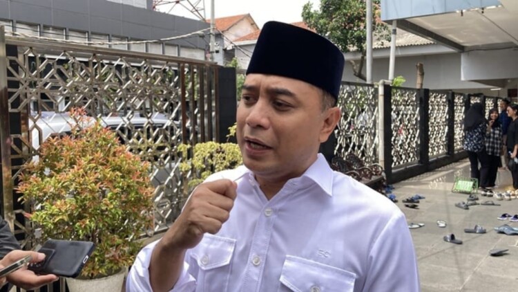 Wali Kota Surabaya Eri Cahyadi memastikan pelayanan publik berjalan selama ibadah haji
