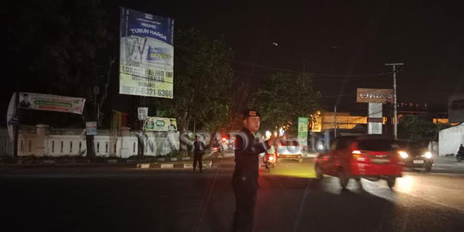 Warga mengeluhkan pemadaman listrik di Medan, Sumatera Utara dan menuntut pencopotan GM PLN
