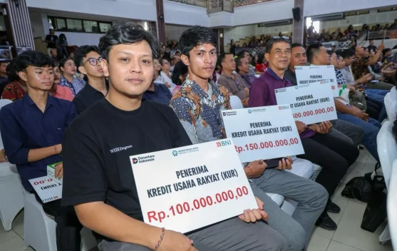 Pelaku UMKM mengikuti akad massal KUR dan bursa wirausaha di Bali