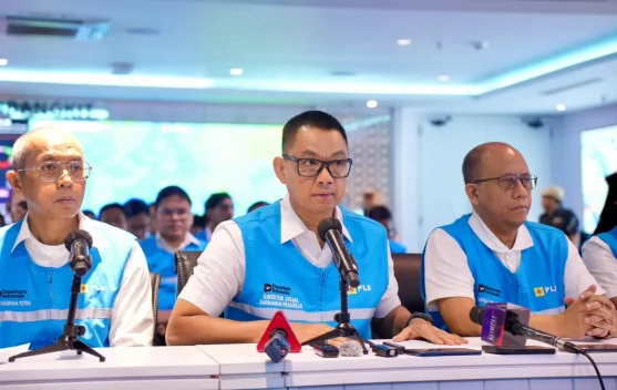 Teknisi PLN memeriksa gardu induk saat pemulihan kelistrikan di Sumatra