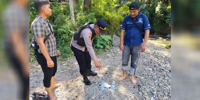 Personel Polsek Padangsidimpuan melakukan penggerebekan di area kebun pinggir sungai Wek II
