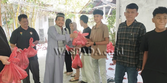 Penyembelihan kurban di SMA Negeri 9 Banda Aceh dan pembagian daging kepada warga