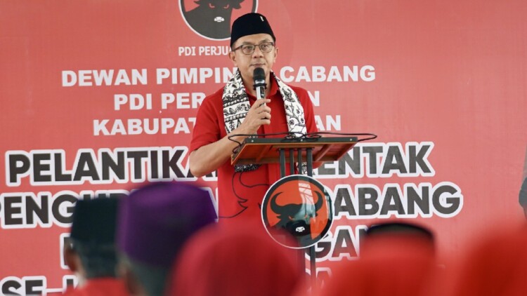 Deni Wicaksono saat menghadiri pelantikan PAC PDI Perjuangan Pacitan