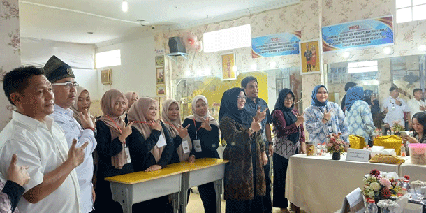 Suasana pelatihan tata rias pengantin di LKP IFO Medan dengan peserta dan instruktur