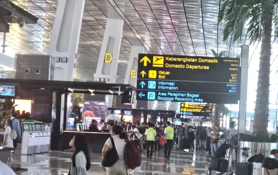 Suasana penumpang di terminal Bandara Soekarno-Hatta saat libur Iduladha