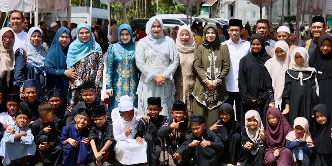 Marlina Muzakir menyapa warga Gampong Keutambang saat open house Idul Adha 1447 Hijriah