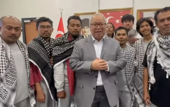 Para relawan Global Sumud Flotilla sebelum berangkat misi bantuan ke Gaza