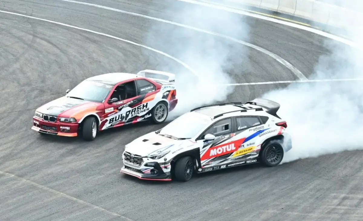Dua pembalap kembar di lintasan Passion Drift 2026 Lanud Husein Sastranegara