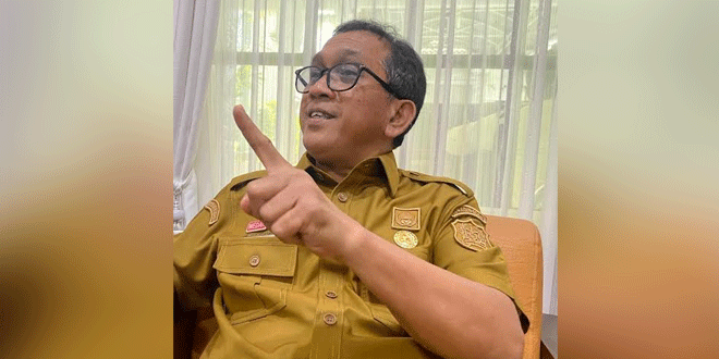 Ilustrasi perawatan pasien luka tembak di rumah sakit dengan staf medis dan ranjang pasien