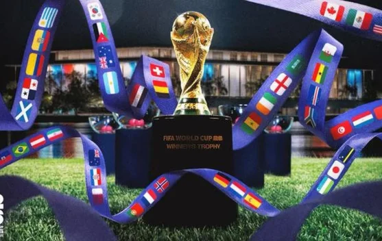 Ilustrasi trofi Piala Dunia dan bendera negara juara