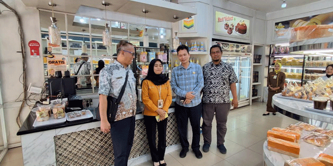 Ilustrasi roti dan bakery dalam etalase toko, menyorot isu pelabelan dan tanggal kedaluwarsa
