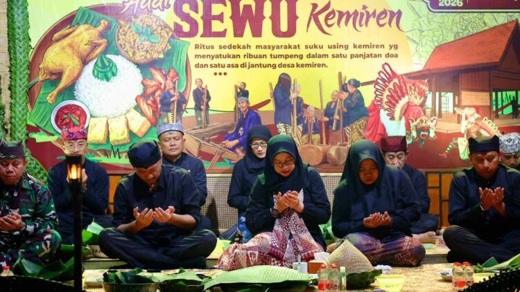 Warga Desa Kemiren menyantap tumpeng bersama saat tradisi Tumpeng Sewu malam hari