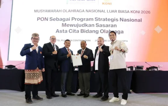 Bendera Banten dan Lampung di depan venue olahraga menjelang PON 2032