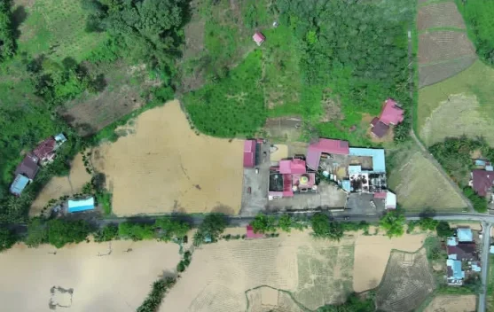 Tim evakuasi dan warga di lokasi bencana banjir