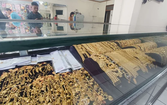 Ilustrasi perhiasan emas berbagai kadar 12 hingga 24 karat dan harga per gram