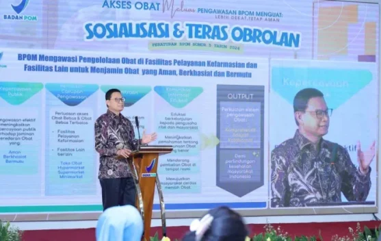 Rak obat di ritel modern seperti minimarket dan supermarket