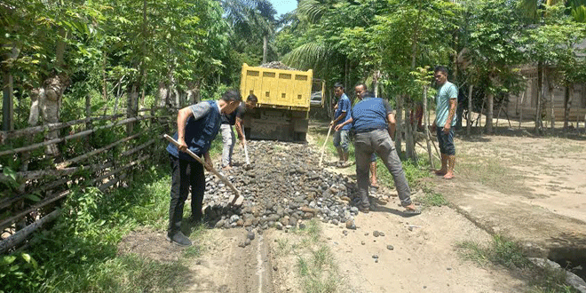Jalan berlubang di Baroh Kuta Batee, Aceh Utara yang sedang diperbaiki secara swadaya warga